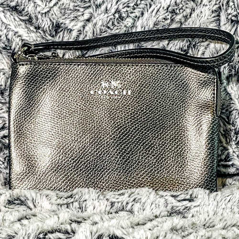 NWOT - COACH SILVER/GUNMETAL CORNER ZIP WRISTLET IN CROSSGRAIN LEATHER (F53429)